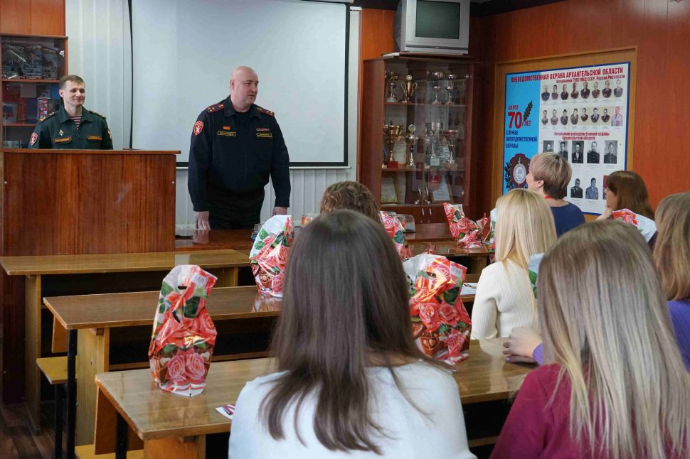 В Управлении Росгвардии по Архангельской области поздравили коллег-женщин
